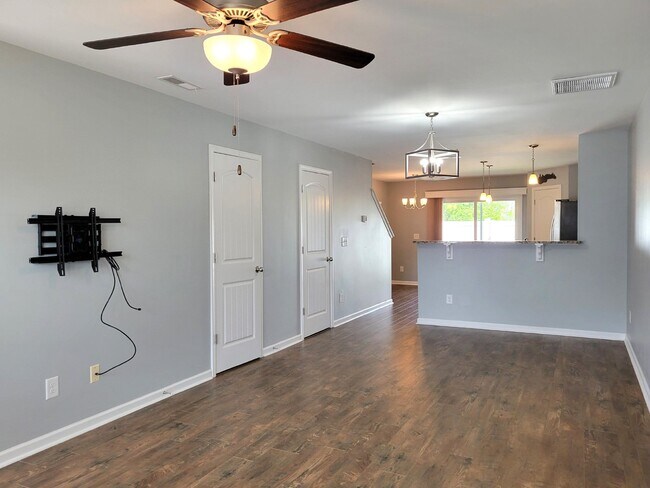 Building Photo - Highly desirable end unit in sought after ...