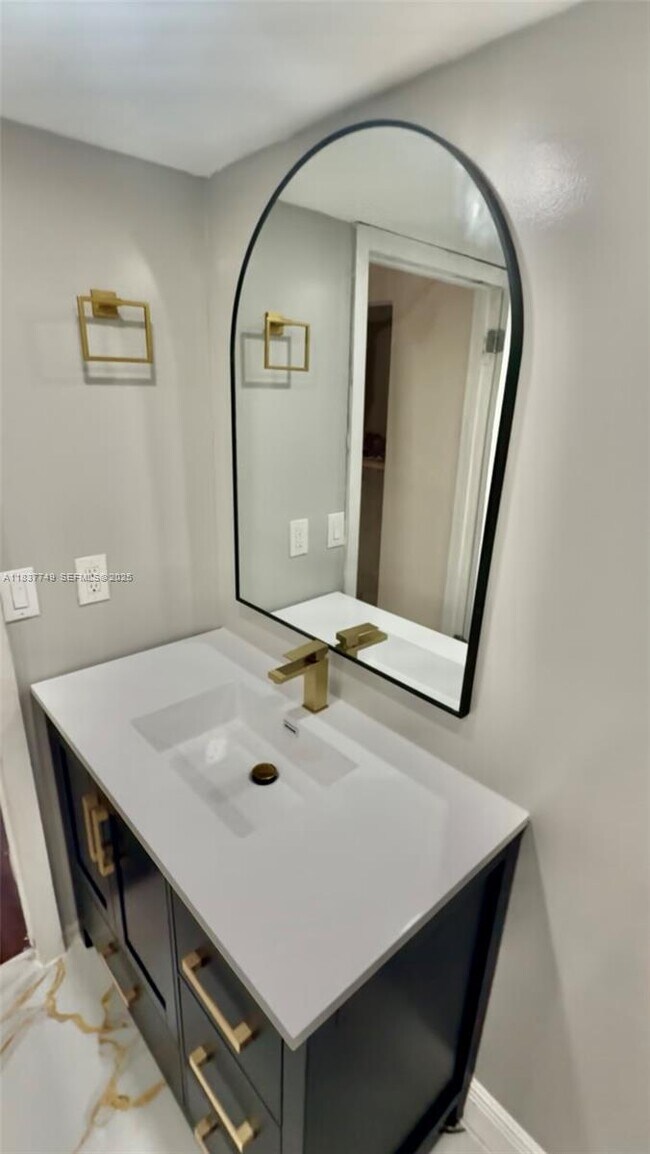 Foto del edificio - 600 NW 214th St