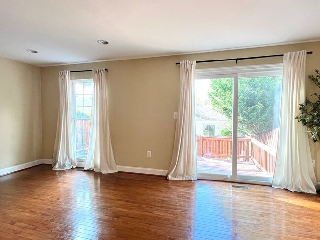 Building Photo - Come Home To This Updated And Convenient 3 Bed 3.5 Bath Townhome In Derwood! Now Available!