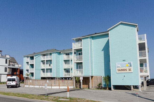 Building Photo - (C092) 1423 South Lake Park Blvd, Unit 3F,...