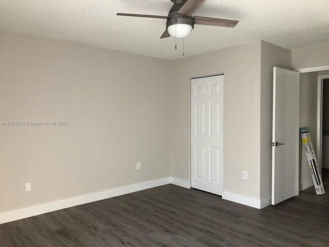 Building Photo - 7100 Fairway Dr
