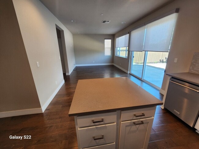 Building Photo - Beautiful two story home in the great neig...