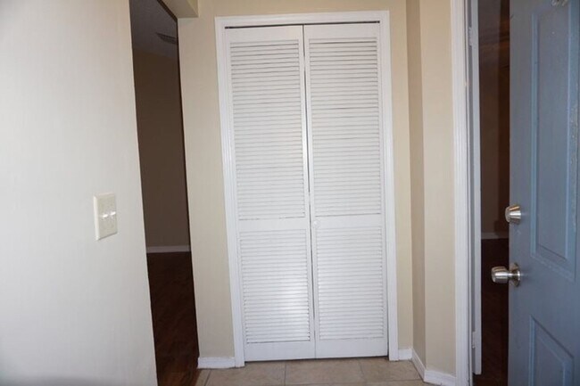Foto del edificio - 2 Bedroom Single Story End Unit Townhome
