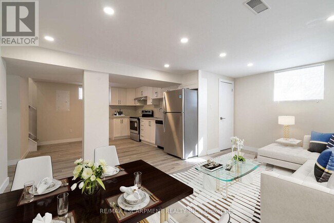 Building Photo - 196 Upper Paradise Rd