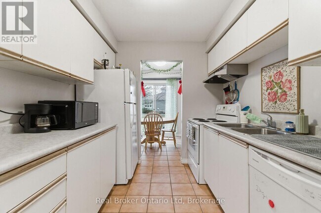 Photo du bâtiment - 302 College Ave W