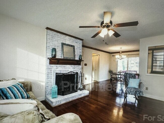 Building Photo - 923 Somersby Ln