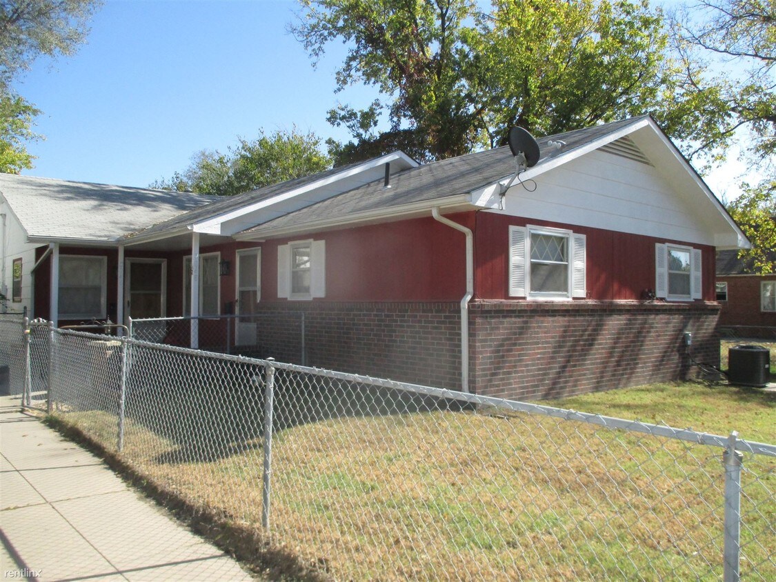 2 br, 1 bath Duplex 2048 S Gold St Townhome Rentals in Wichita KS