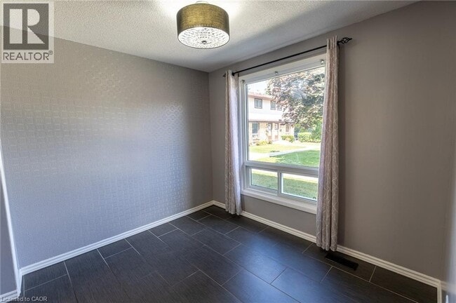 Building Photo - 210 Glamis Rd