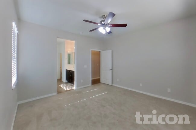 Building Photo - 880 W Busa Dr