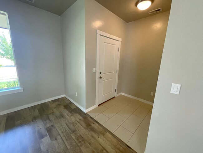 Building Photo - Like-new 3bed Meridian home, great design ...