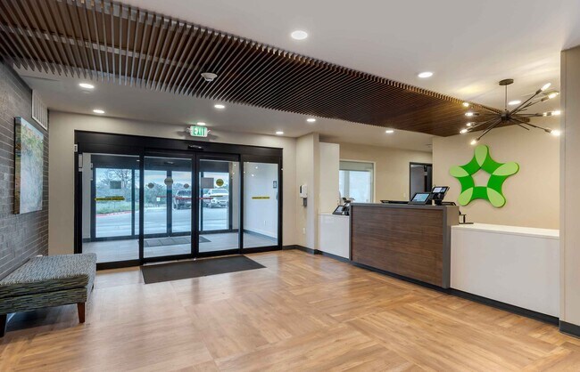 Building Photo - Furnished Studio-Phoenix - Chandler - Airport