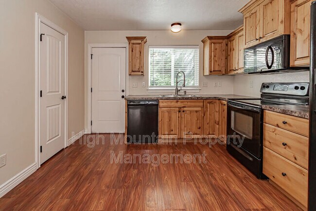 Building Photo - 584 Sunflower Rd
