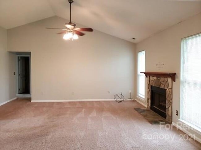 Building Photo - 3 Bedroom home in Iron Station