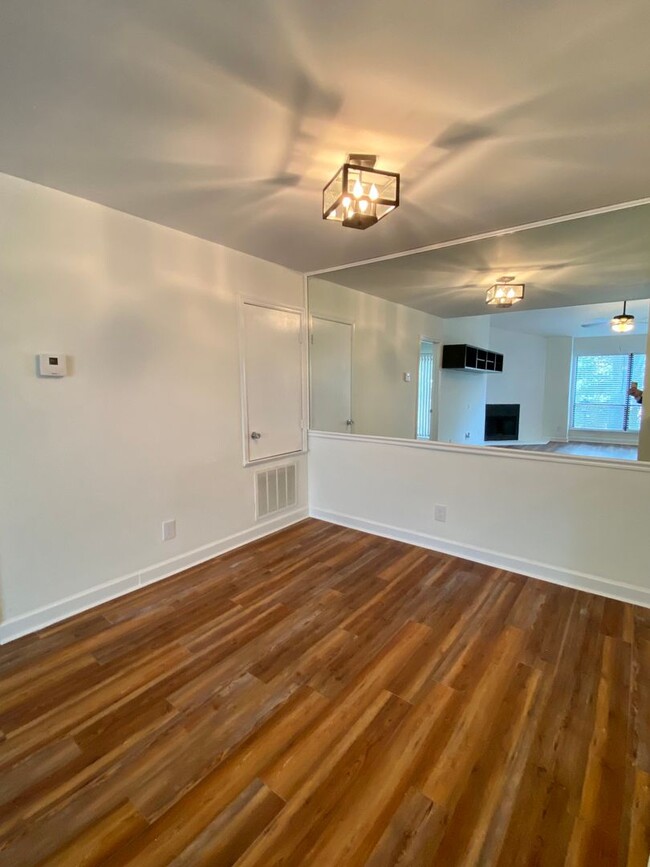 Building Photo - Lovely Two Bedroom Condo in Charlotte!
