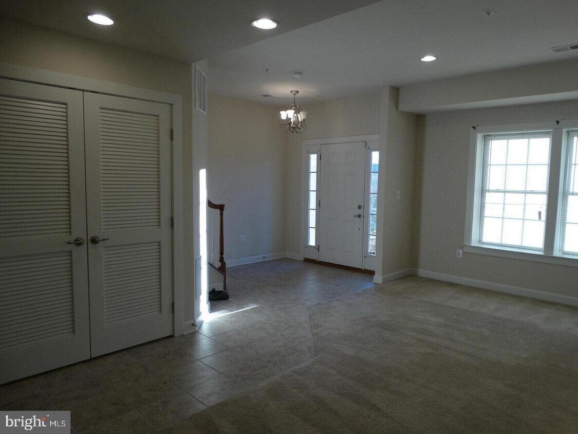 Foto principal - 7427 Matapan Dr