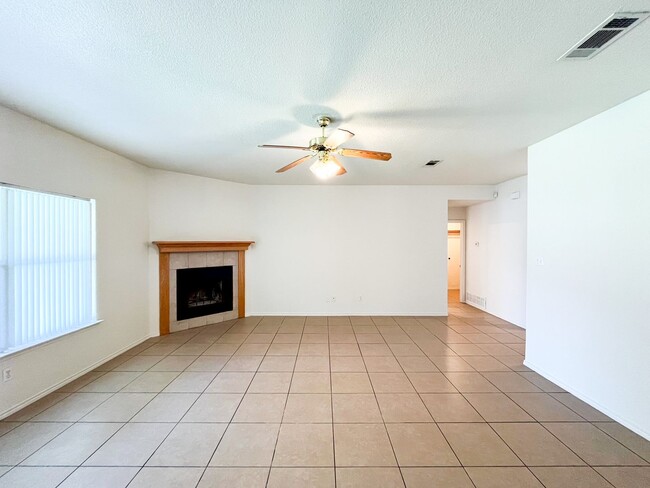 Foto del edificio - Available NOW!!!! Open floor plan features living room with fireplace, dining area, and large kit...