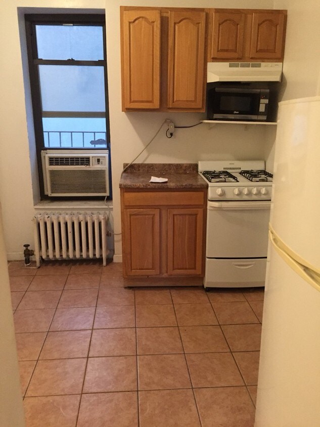 Primary Photo - 1427 York Ave