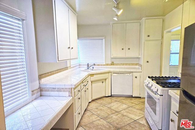 Foto del edificio - 9966 Glencrest Dr