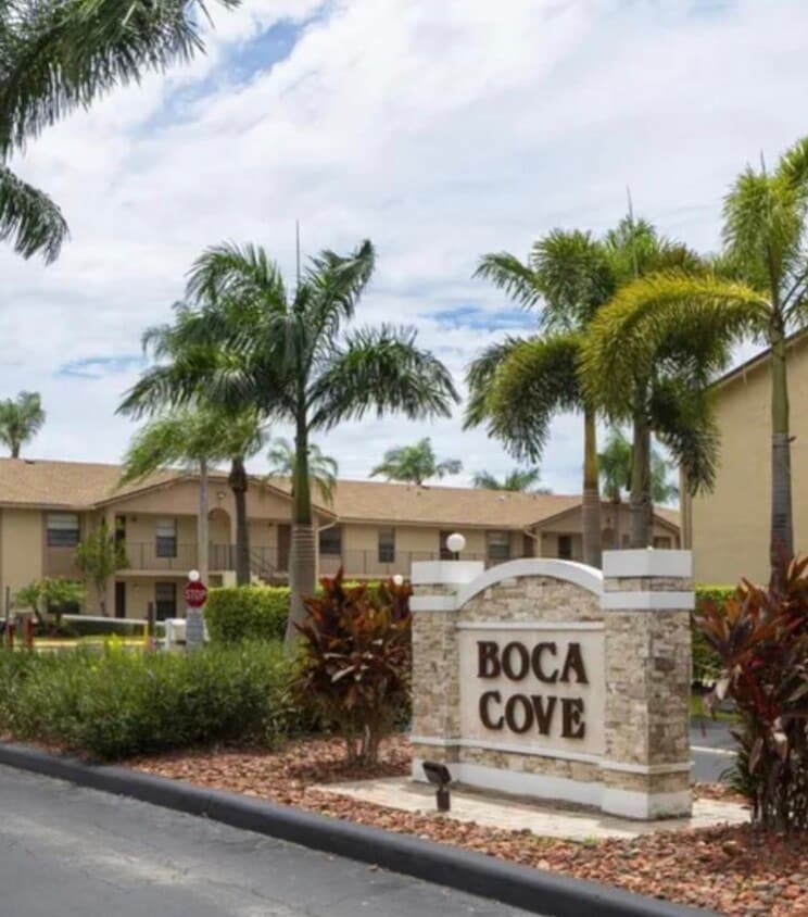 La comunidad cerrada viene con un clicker y un código de acceso a su apartamento que se dirige directamente a usted. - 9521 Boca Cove Cir
