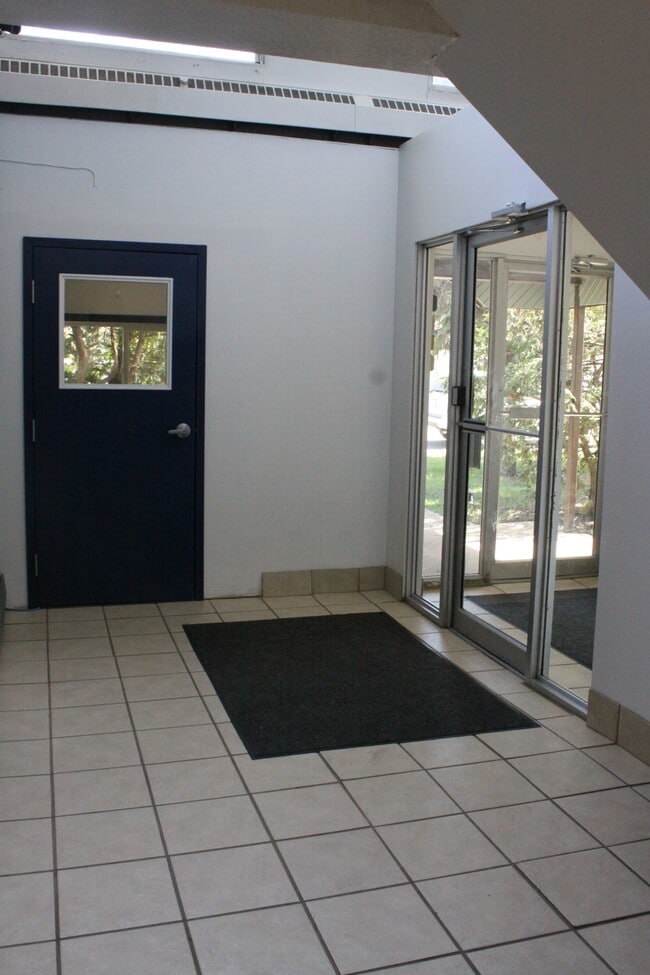 Photo du bâtiment - 5310-5346 46 St