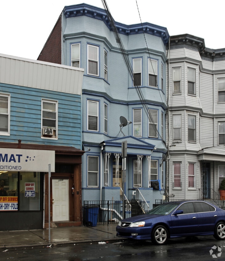 Primary Photo - 1006 Summit Ave