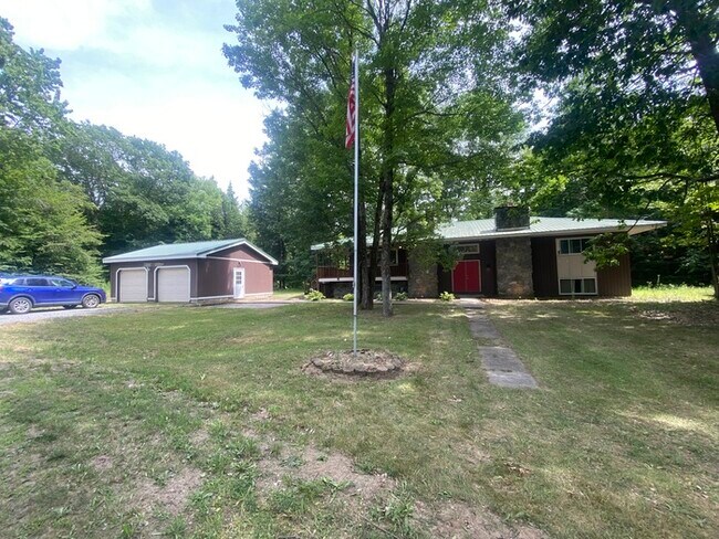 Foto del edificio - Secluded 4 bedrooms 3 baths with 2 car garage and fenced in yard in the town of Rutland for rent!