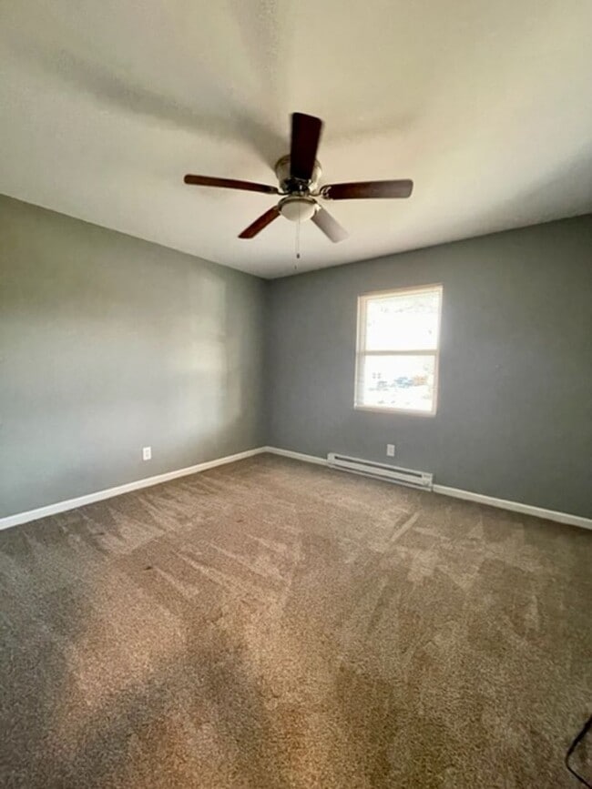 Building Photo - ASHLAND - NICE + Quiet 2 Bedroom Available