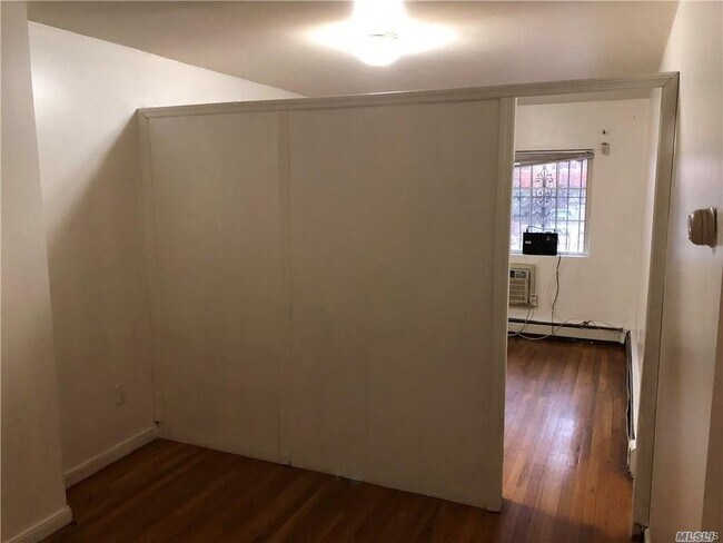 Foto del edificio - 931 E 216th St