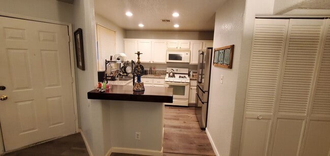 Foto del edificio - 2 Bedroom Condo