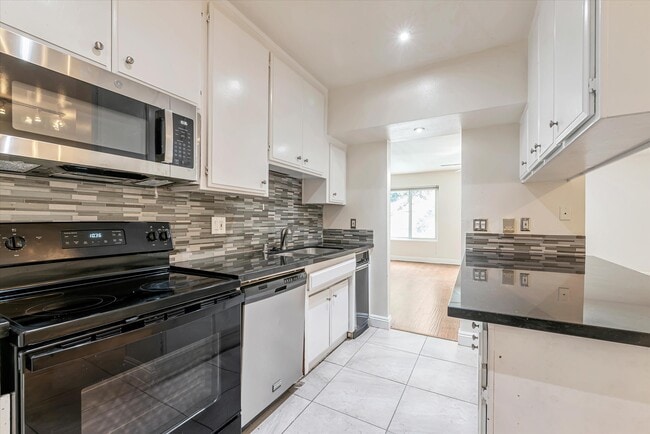Building Photo - 2354 Fletcher Dr