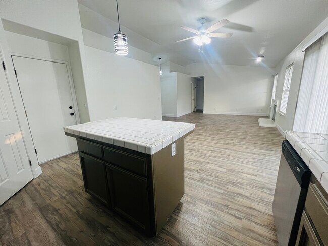 Foto del edificio - 575 W Cinnamon Ave