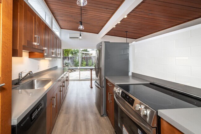 Building Photo - Newly Updated 4 Bed, 2 Bath Eichler w/ AC!