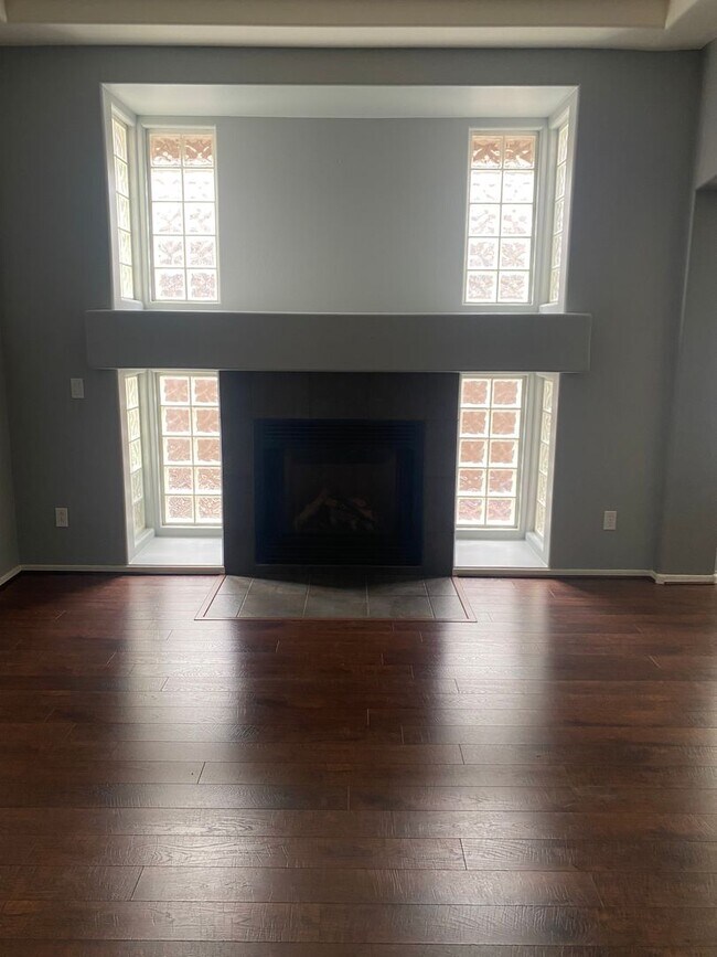 Building Photo - Beautiful 4 Bedroom - 2.5 Bath - 2750 Sq. ...