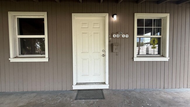 Building Photo - 1 Bedroom, 1 Bathroom Duplex unit located in Visalia