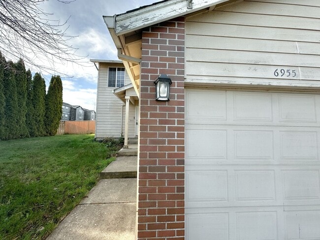 Building Photo - Ridgetop Duplex