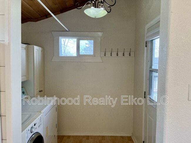 Building Photo - 756 1/2 Maple Street Unit A