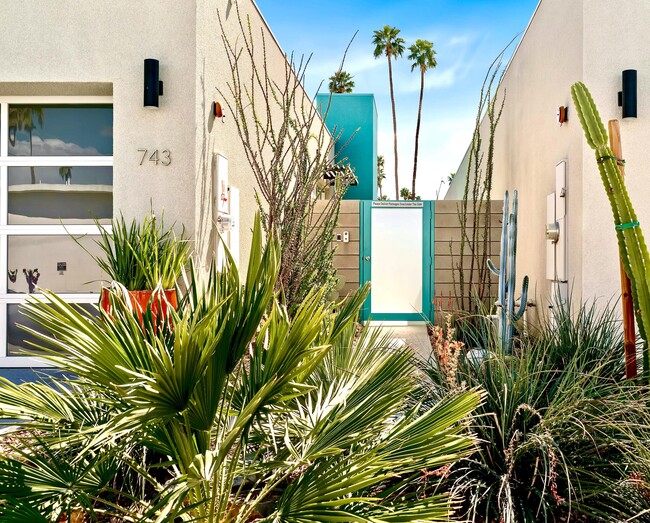 Building Photo - 743 E Twin Palms Dr