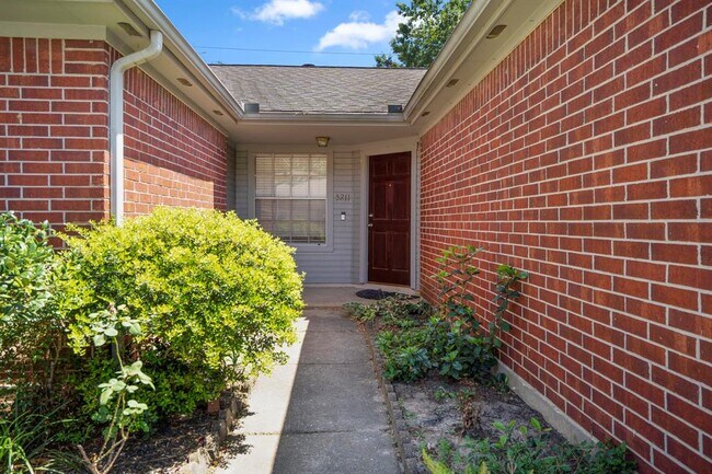 Foto del edificio - 5211 Roserock Ln