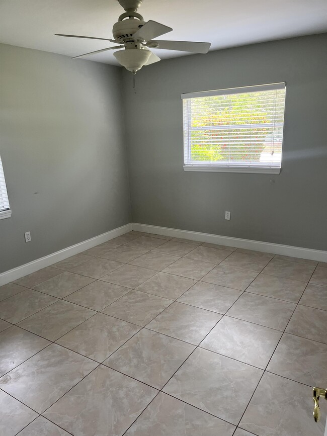 Building Photo - 2222 School Cir