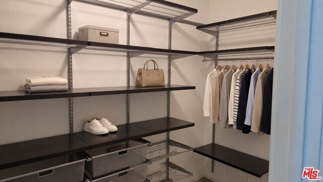 Foto del edificio - 3223 W 6th St