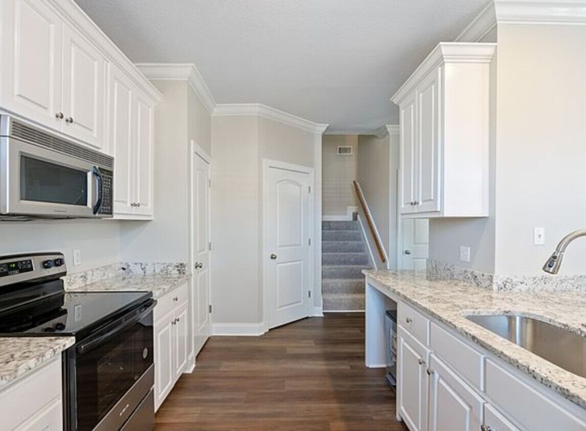 Building Photo - Beautiful 3 Bedroom, 3 Bathroom Home