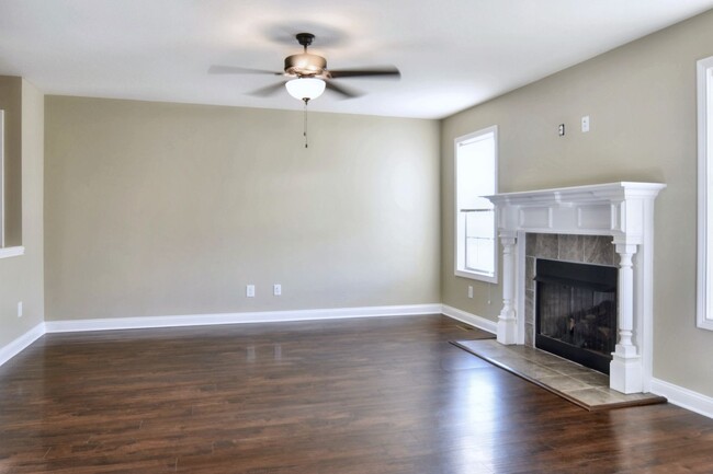 Building Photo - Pet Friendly Three Bedroom with Bonus in C...