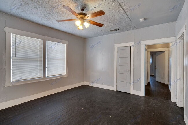 Building Photo - 1209 Gladiolus St