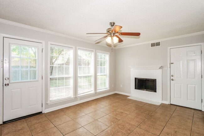 Foto del edificio - 6671 Hidden Fern Ln E