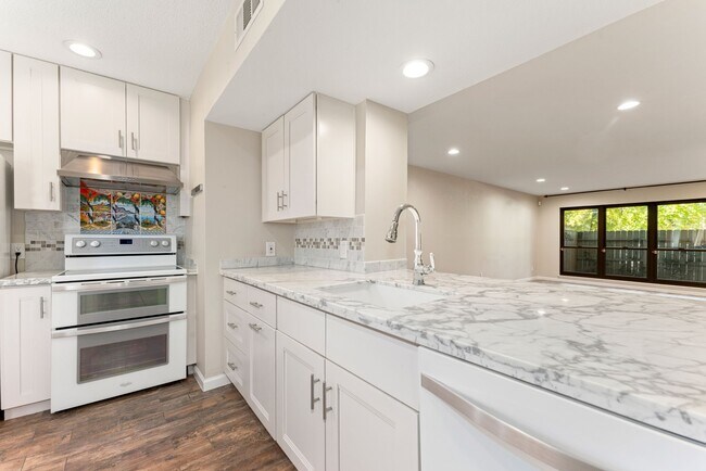 Foto del edificio - 6453 Bayou Glen Rd