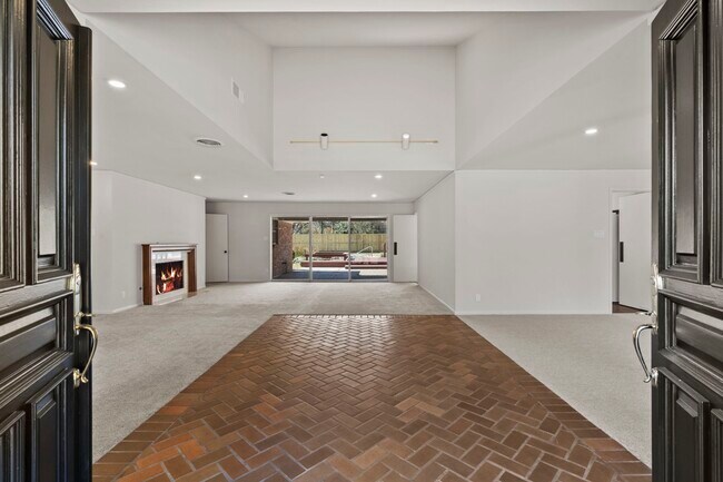 Foto del edificio - 365 Piney Point Rd