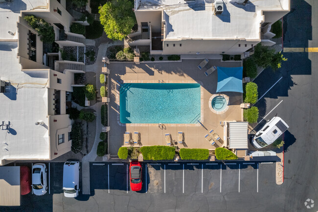 Piscina - 5402 E Windsor