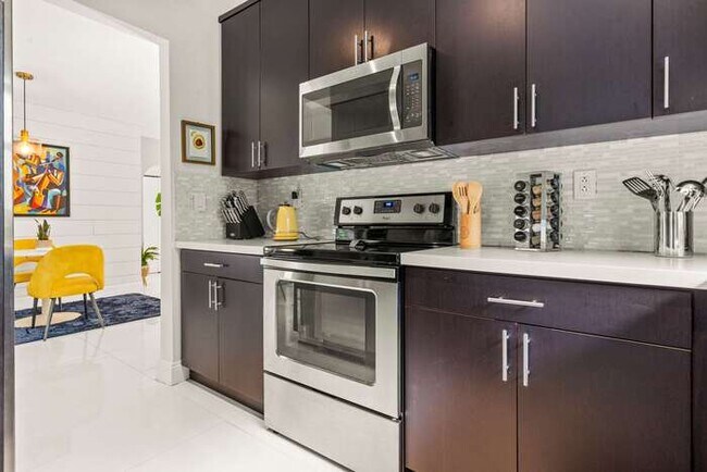 Building Photo - ArtHaus- Stocked Kitchen, Backyard in Buen...