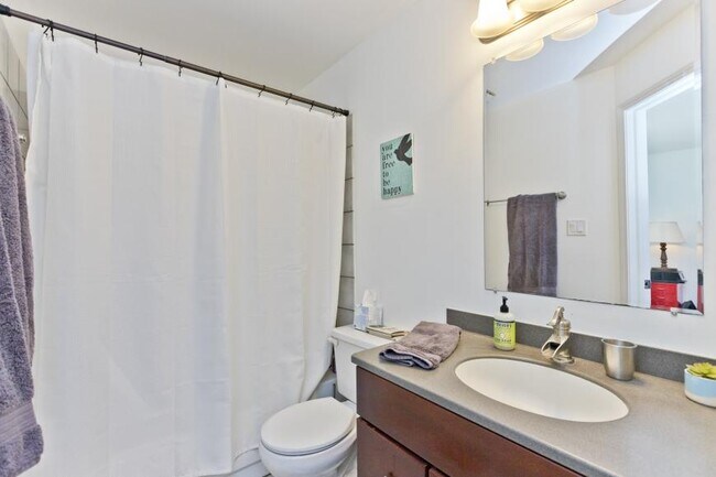 Foto del edificio - 3 bedroom in Chicago IL 60660