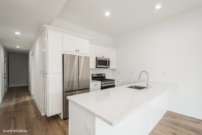Building Photo - 4351 S Oakenwald Ave